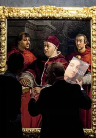  ??  ?? Dagli Uffizi a Roma Visitatori di fronte a «Ritratto di Leone X con i cardinali de’ Medici e de’ Rossi»