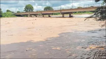  ??  ?? El caudal del río Pilcomayo ingresó con fuerza ayer en la zona de la comunidad de Pozo Hondo.