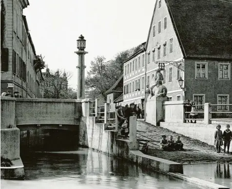  ?? Fotos: Sammlung Häußler ?? Am Zusammenfl­uss von Kaufbach und Spitalbach führte eine Rampe in ein Pferdebad. Links ist die einstige Schüle’sche Kattunmanu­faktur erfasst, rechts der Bachwirt. Der Rossbub steht auf einem Sockel über der Rampe.