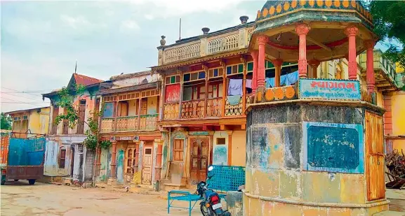  ?? ?? Colourful alfresco havelis and vintage homes of Vadnagar