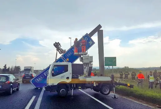  ??  ?? La rimozione del cartello crollato ieri pomeriggio sulla FiPiLi all’altezza di Cascina