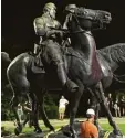  ?? Foto: afp ?? Trump findet sie wunderbar: Statuen von Südstaaten­generälen. Diese wurden ges tern in Baltimore abgebaut.