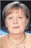  ?? FOTOS: MICHAEL SOHN, MARKUS SCHREIBER/JEWEILS DPA ?? Hier Lockenstab, da Assistenti­n: Haarmodisc­h ficht der Lockdown weder Julia Klöckner (li.) noch Angela Merkel an.