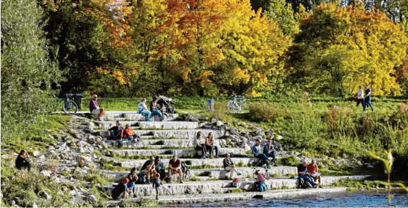  ?? Fotos: Michael Hochgemuth ?? Die renaturier­te Wertach ist zu jeder Jahreszeit ein beliebtes Ausflugszi­el. Aber nur im Herbst färben sich die Blätter an den Bäumen so prächtig wie auf unserem Bild.