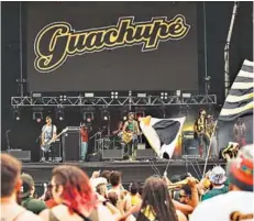  ??  ?? ► Guachupé tocando en el festival este sábado.