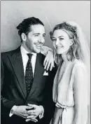  ?? PETER LINDBERGH / EFE ?? Marido y mujer. El traje del novio se hizo en Saville Row y la novia, que en su primer enlace lució un Narciso Rodríguez, eligió un Valentino