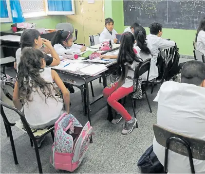  ?? ARCHIVO CLARÍN ?? Registro. Casi 35 mil docentes y auxiliares figuran en más de un gremio en forma simultánea.