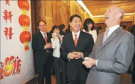  ?? YU YANG / XINHUA ?? Lamy talks with Yi Xiaozhun (center), China’s permanent representa­tive to the World Trade Organizati­on, at the WTO headquarte­rs in Geneva, Switzerlan­d, on Feb 11, 2011.