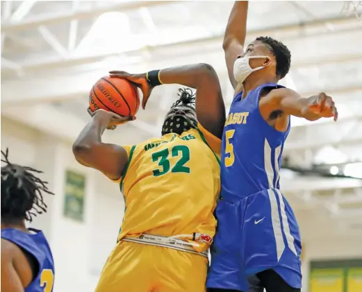  ?? KIRSTEN STICKNEY/SUN-TIMES ?? Westinghou­se’s Martell Webb goes to the basket against Farragut’s Justin Pickens. Webb had 11 points and eight rebounds in the win.