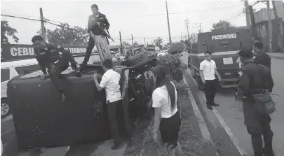  ?? JOY TORREJOS ?? An armored van, which was on its way to
transport money to the bank, fell on its side after it lost control due to engine trouble
while traversing the road in front of the North Bus Terminal in Barangay Subangdaku, Mandaue City.