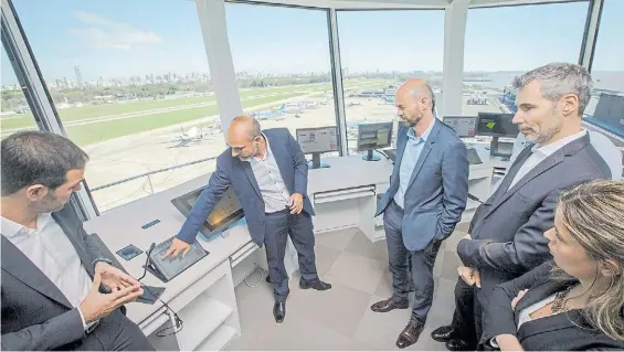  ??  ?? A 35 metros. El ministro Dietrich (tercero desde la derecha), ayer en la nueva torre de control de Aeroparque. Estará operativa en octubre.