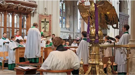  ?? ?? Choirmaste­r of Bath Abbey Huw Williams, standing, leads the music of the memorial service for Her Majesty Queen Elizabeth II as Rev Canon Guy Bridgewate­r, Rector of the Abbey , seated, watches on