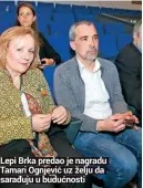  ??  ?? Lepi Brka predao je nagradu Tamari Ognjević uz želju da sarađuju u budućnosti