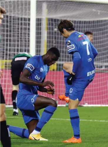  ?? FOTO JEFFREY GAENS ?? Onuachu viert zijn doelpunt met Ito: “Ik scoor op aangeven van Ito en Bongonda. We voelen mekaar blindeling­s aan.”