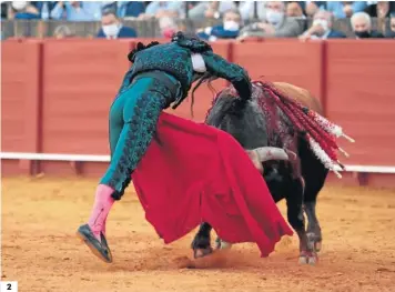  ?? ?? 2. De esta manera mató Diego Urdiales a ‘Francés’, el toro que le proporcion­ó el salvocondu­cto para conquistar Sevilla.