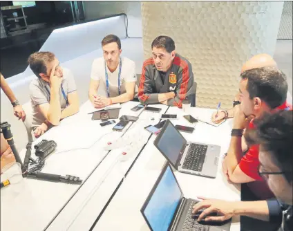  ?? FOTO: SIRVENT ?? Fernando Hierro conversa con la prensa El selecciona­dor español prepara a conciencia el partido ante Irán