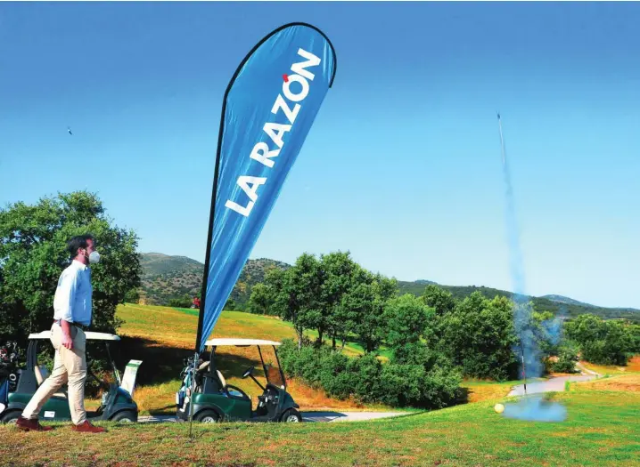  ??  ?? El director de Golf del Club ASR, Eduardo Tapia, fue el encargado de inaugurar el torneo prendiendo la mecha del chupinazo que marcó el inicio de la competició­n