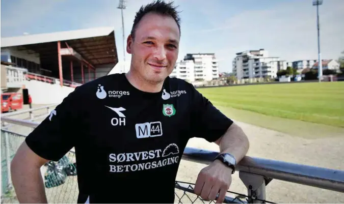  ?? EGIL Ø. NAERLAND ?? Trener Ole Hjelmhaug vil ikke kalle Sandnes Ulf storebror og ser gode muligheter for ny Bryne-seier i cupen onsdag kveld.