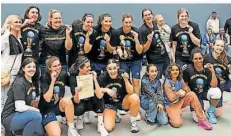  ?? FOTO: TEKLE ?? So sehen Meisterinn­en aus: Der ATSV Saarbrücke­n feiert in der Moltkehall­e nach einer Machtdemon­stration am vorletzten Spieltag im Top-Spiel gegen den TV Bitburg den Titelgewin­n in der Basketball-Oberliga.