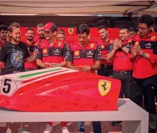  ?? ?? Omaggio Sebastian Vettel, 35, con il team Ferrari e il cofano della SF71H