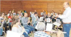  ?? FOTO: GERHARD RUNDEL ?? Berthold Schick übt mit den Musikern eine Polka ein.