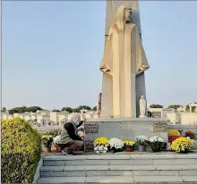  ??  ?? Point de gerbe, mais la stèle est bien fleurie comme chaque année