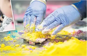  ?? ?? Making bath bombs and bubble bars.