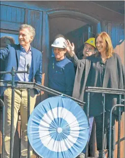  ?? TELAM ?? DESCANSO. Macri inauguró ayer con Vidal un taller ferroviari­o.