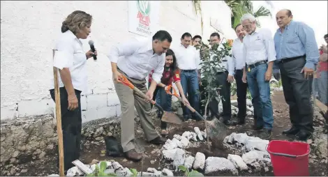  ??  ?? El gobernador Rolando Zapata Bello en la reforestac­ión de una escuela. Con un convenio de capacitaci­ón en el área de combustibl­es se busca prevenir daños al ambiente