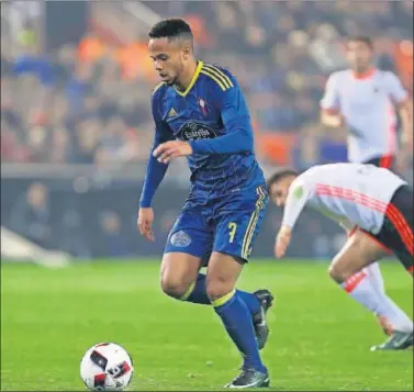  ??  ?? IMPARABLE. El belga Théo Bongonda desarboló a la defensa del Valencia con su velocidad y desborde.