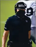  ?? REED HOFFMANN — THE ASSOCIATED PRESS ?? Raiders coach Jon Gruden even donned a face covering during Sunday’s victory over the Kansas City Chiefs at Arrowhead Stadium.