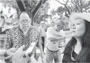  ??  ?? SOKONG: Lina (kanan) dan Patrick (kiri) bercakap kepada pemberita di Padang Merdeka, Kuching semalam.