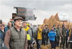  ?? FOTO: CONCORDE FILMVERLEI­H GMBH ?? Bürgermeis­ter Georges Balbuzard (Francois Cluzet; links) und die Landwirte im Dorf haben es nicht leicht.