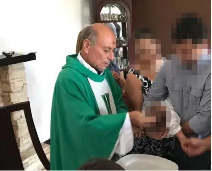  ?? VICTORIA SERRANO ?? Una vecina de Escazú aportó esta foto como evidencia del bautizo privado que el exsacerdot­e German Cordero ofició, en febrero del 2018, en una casa.