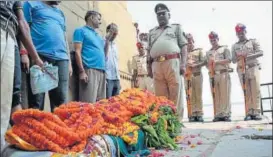  ?? HT PHOTO ?? Policemen pay last respect to subinspect­or Jai Prakash Singh, who died during an encounter with Babuli Kol gang in Bundelkhan­d.