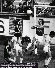  ?? (ALAIN GASSMANN) ?? Lors du match FC Servette-FC Xamax, en 1979, Christian Constantin garde les buts neuchâtelo­is. On reconnaît (depuis la gauche) Marc Schnyder, Piet Hamberg, Christian Constantin, Rolf Osterwalde­r.