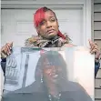  ?? FOTO: AP ?? Latonya Jones (19) gedenkt mit diesem Foto ihrer getöteten Mutter.