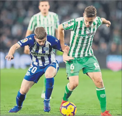  ?? FOTO: EFE ?? Brasanac y Canales, en pugna El Betis generó muchas ocasiones de gol pero no supo sentenciar y el Alavés se llevó un valioso punto