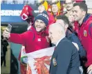  ?? Picture / Alan Gibson ?? Warren Gatland with fans after the Lions’ Rotorua win.