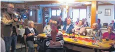  ?? FOTO: RÜDIGER DAUS ?? Sascha Sartor (links) präsentier­t den interessie­rten Senioren aus Liptingen und Heudorf den Wandel des Klinikums in Tuttlingen.