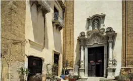  ??  ?? sopra: la sobria facciata della chiesa di San Francesco. Al centro della trabeazion­e, un bassorilie­vo del 1730 di Leonardo Incrivagli­a e, sopra, un’edicola con la statua dell’Immacolata. a sinistra: tre puttini sopra un arco giocano con un festone di fiori e frutta, tipica iconografi­a barocca.