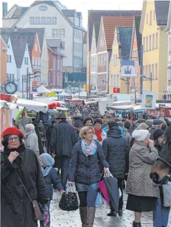  ?? FOTO: ANNA KRATKY ?? Von den kurzen Regengüsse­n am Mittwochvo­rmittag ließen sich die Ellwanger und Gäste nicht abhalten, den Krämermark­t zu besuchen.