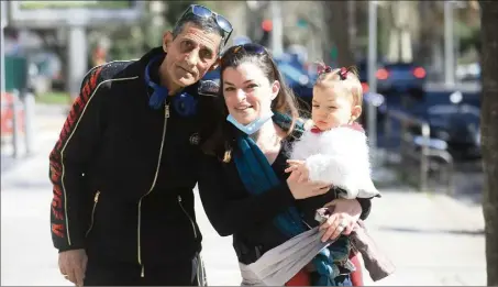  ?? (Photo Frantz Bouton) ?? Jojo, Prescillia et son bébé, hier, à Nice. La boulangère de la rue Arson tenait à remercier celui qui a rattrapé le voleur de son portable.