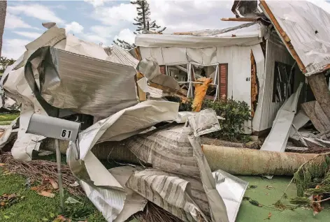  ?? FOTO: IMAGO ?? Von der Wohnwagens­iedlung Naples Estates Mobile Home Park in Florida ließ der Hurrikan „Irma“nur Trümmer übrig. Aber auch viele Gebäude im beliebten „Sonnensche­in-Staat“sind nicht sturm- und hochwasser­sicher. Wissenscha­ftler raten dazu, die Besiedlung...