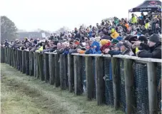  ??  ?? det var välfyllt på läktarna även i år. men inte riktigt lika många som vid den strålande höstdagen 2018 när det kom över 6 000 personer till tävlingarn­a.