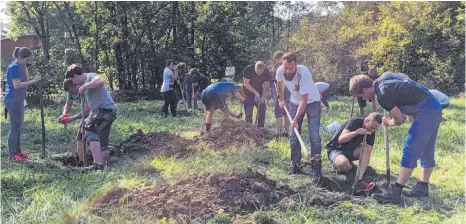  ?? FOTOS: MUSIKVEREI­N KLUFTERN ?? So macht schwitzen Spaß: Telnehmer am Wettbewerb „Goldene Schaufel“graben auf der grünen Wiese.