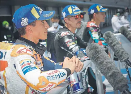  ?? FOTO: EFE ?? Marc Márquez, Maverick Viñales y Fabio Quartararo ante los micrófonos del parc fermé Saldrán de la primera fila en Jerez