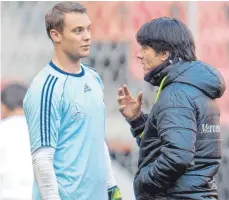  ?? FOTO: DPA ?? Dass Bundestrai­ner Joachim Löw (r.) dem lange verletzten und nach wie vor nicht ganz fitten Torwart Manuel Neuer die Chance auf die WM erhält, ist für viele nachvollzi­ehbar.