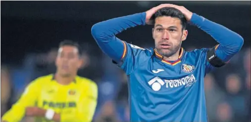  ??  ?? Jorge Molina, jugador del Getafe, se lleva las manos a la cabeza durante un momento del partido ante el Villarreal de la pasada temporada.