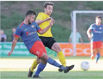  ?? FOTO: OLEKSANDR VOSKRESENS­KYI ?? Der FSV – hier Ajdin Mehinovic (links) – liegt noch nicht in der Spur. Am Sonntag spielt das Team gegen die Sportfreun­de Baumberg. Mike Koenders (rechts) tritt mit dem VfB Homberg beim 1. FC Kleve an.